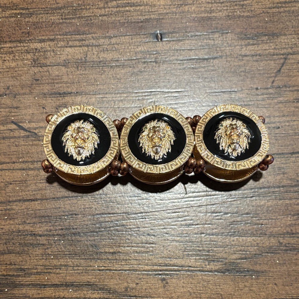 Elegant Gold and Black Jewelry Set with Lion Detail - Picture 2 of 4